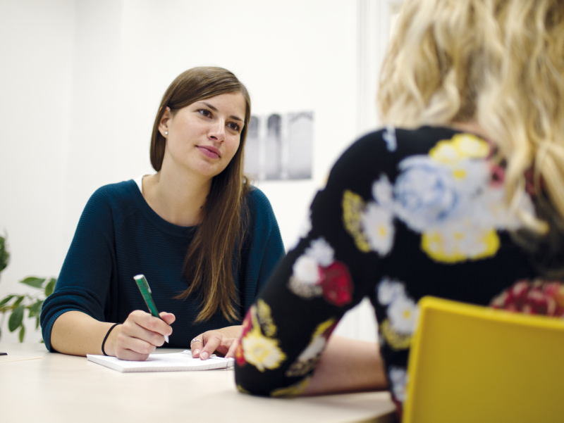 Zwei Frauen sitzen sich gegenüber 